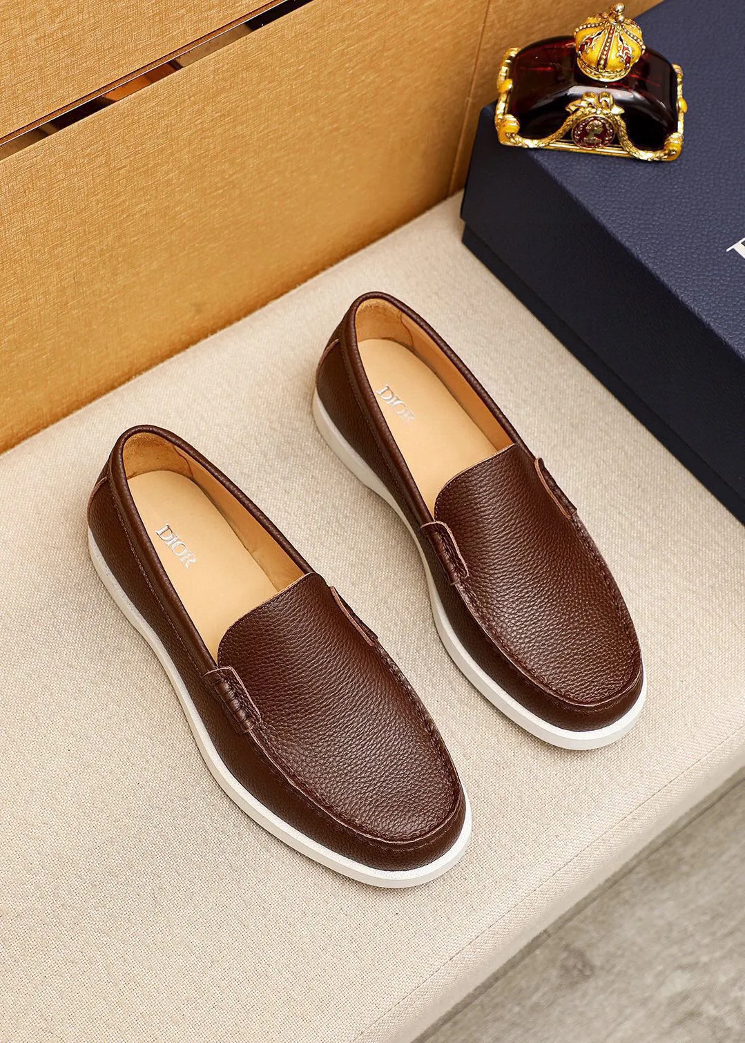 Men's shoes 💰460 💐 Product trademark: Dior "Dior" casual leather shoes Regular size: 38-44 (45.46.47🉑️customized) Product materials: Selected first-layer lychee calfskin upper imported from Italy, imported water-dyed 🐂 cowhide lining. Strong three-dimensional visual effect, rubber outsole Color: 3⃣️colors available